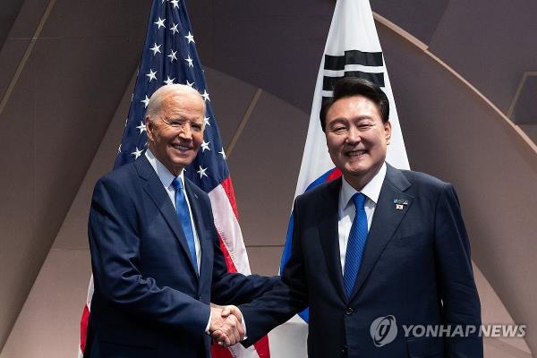 South Korean President Yoon Suk Yeol (R) and U.S. President Joe Biden pose for a photo at their meeting in Washington on July 11, 2024, on the sidelines of the North Atlantic Treaty Organization summit. (Pool photo) (Yonhap)