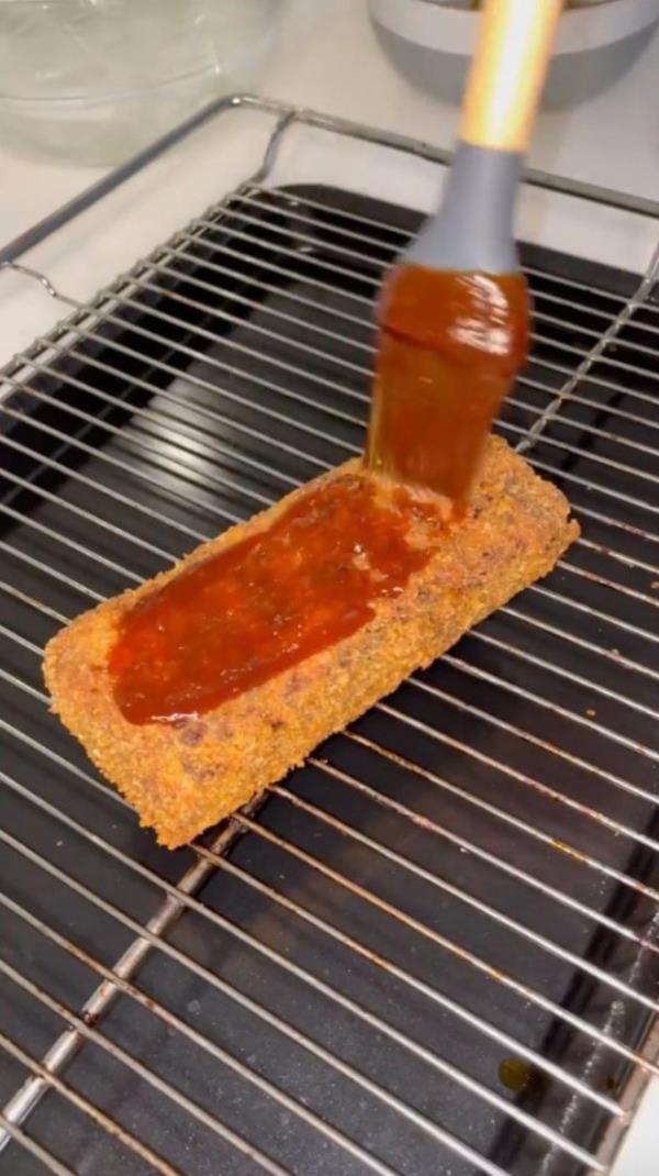 Putting sauce on the burger