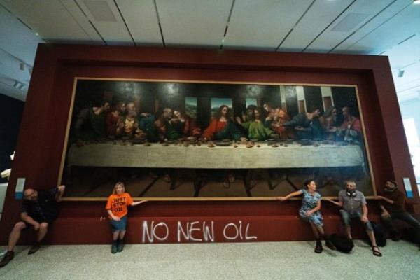 Just Stop Oil glued to The Last Supper 