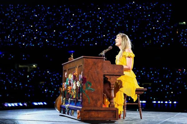 Taylor Swift performs o<em></em>nstage during 