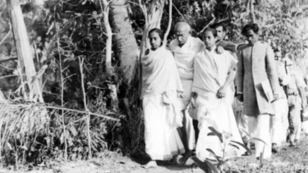 Gandhi touring Noakhali in 1946, as part of his peace mission.Photo: Natio<em></em>nal Gandhi Museum