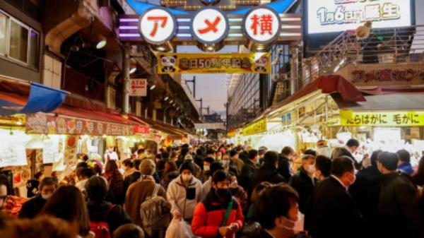 FILE PHOTO: Shoppers crowd at the Ameyoko shopping district, which is Tokyo's biggest street food market, as they do their last-minute New Year's shopping in Tokyo, Japan December 29, 2022. REUTERS/Issei Kato/File Photo</p>

<p>　　