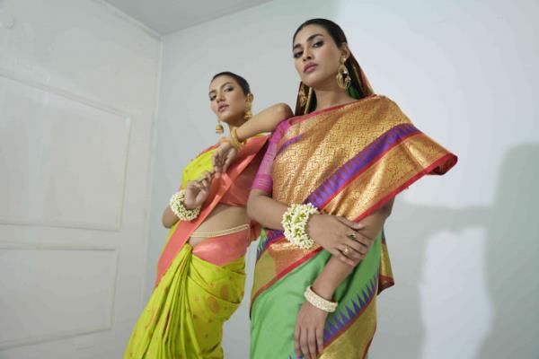  For Dashami day, choose lightweight and vibrant-coloured fabrics for a comfortable look. Photo: Farabi Tamal</p>

<p>　　