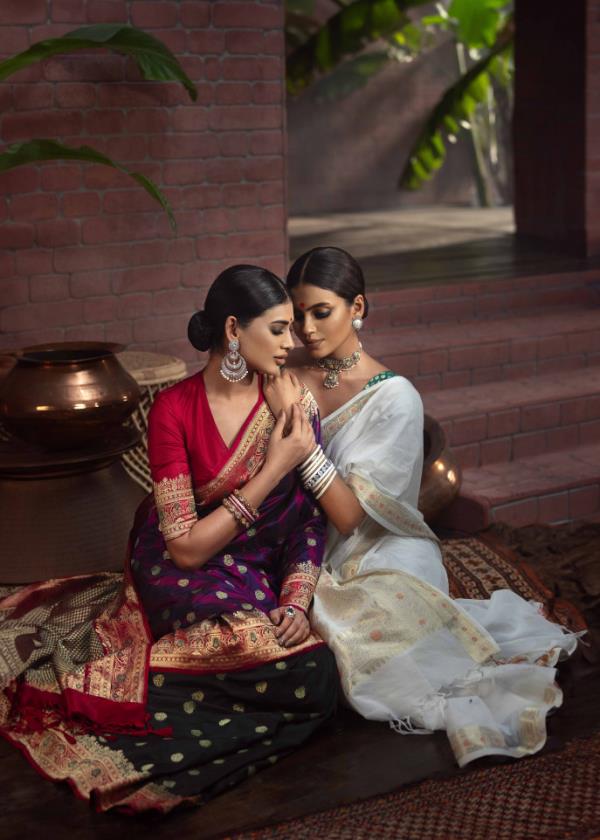 If the shari has golden jari work, you can opt for gold or gold-plated jewellery. Photo: Aarong</p>

<p>　　