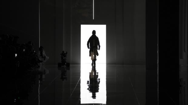 米兰时尚照片：在双胞胎设计的Dsquared2上，双胞胎从垃圾摇滚变成了华丽