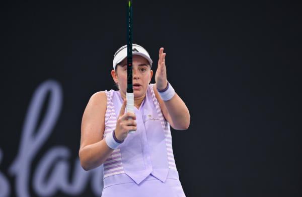Jelena Ostapenko complains a<em></em>bout a call during the Brisbane International.