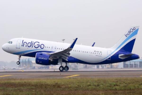 由于航空涡轮燃料价格的下降，IndiGo取消了机票上的燃油费用