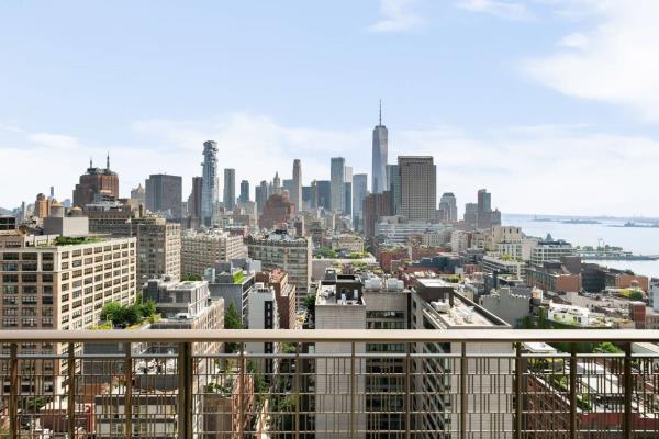  A view of the New York City skyline from the south end of the unit Photo: Edward Menashy for Evan Joseph Photography