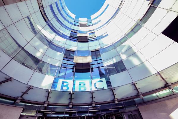 一名男子被错误地直播采访，以起诉BBC损失收入