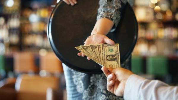 Girl of the waitress gets a tip