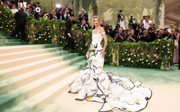 NEW YORK, NEW YORK - MAY 06: Gigi Hadid attends The 2024 Met Gala Celebrating 