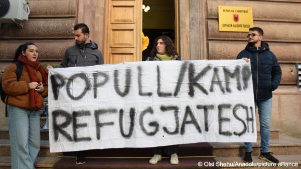 Albanians protest against the deal with Italy in front of the Co<em></em>nstitutional court in Tirana | Photo: Olsi Shehu / Anadolu / picture alliance