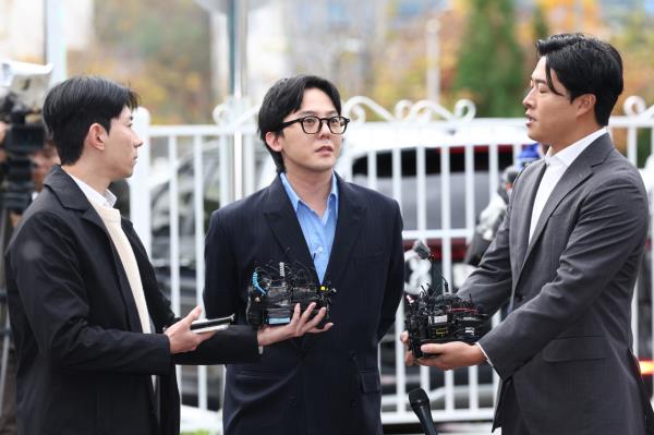 Kwon Ji-yong, more widely known as G-Dragon of K-pop group Big Bang, speaks to reporters before entering the Incheon Metropolitan Police building for questio<em></em>ning over alleged drug use, Nov. 6. (Yonhap)