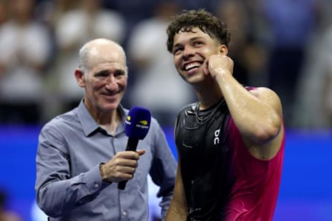 Ben Shelton co<em></em>nducts an on-court interview with ESPN’s Brad Gilbert after defeating Frances Tiafoe on Tuesday night in the US Open quarter-finals.