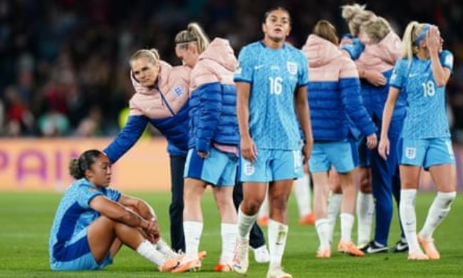 Sarina Wiegman comforts Lauren James after the final whistle.