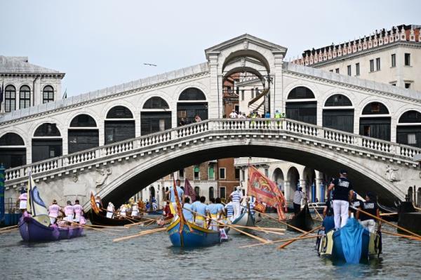 A view of the Rialto Bridge in September with go<em></em>ndolas beneath